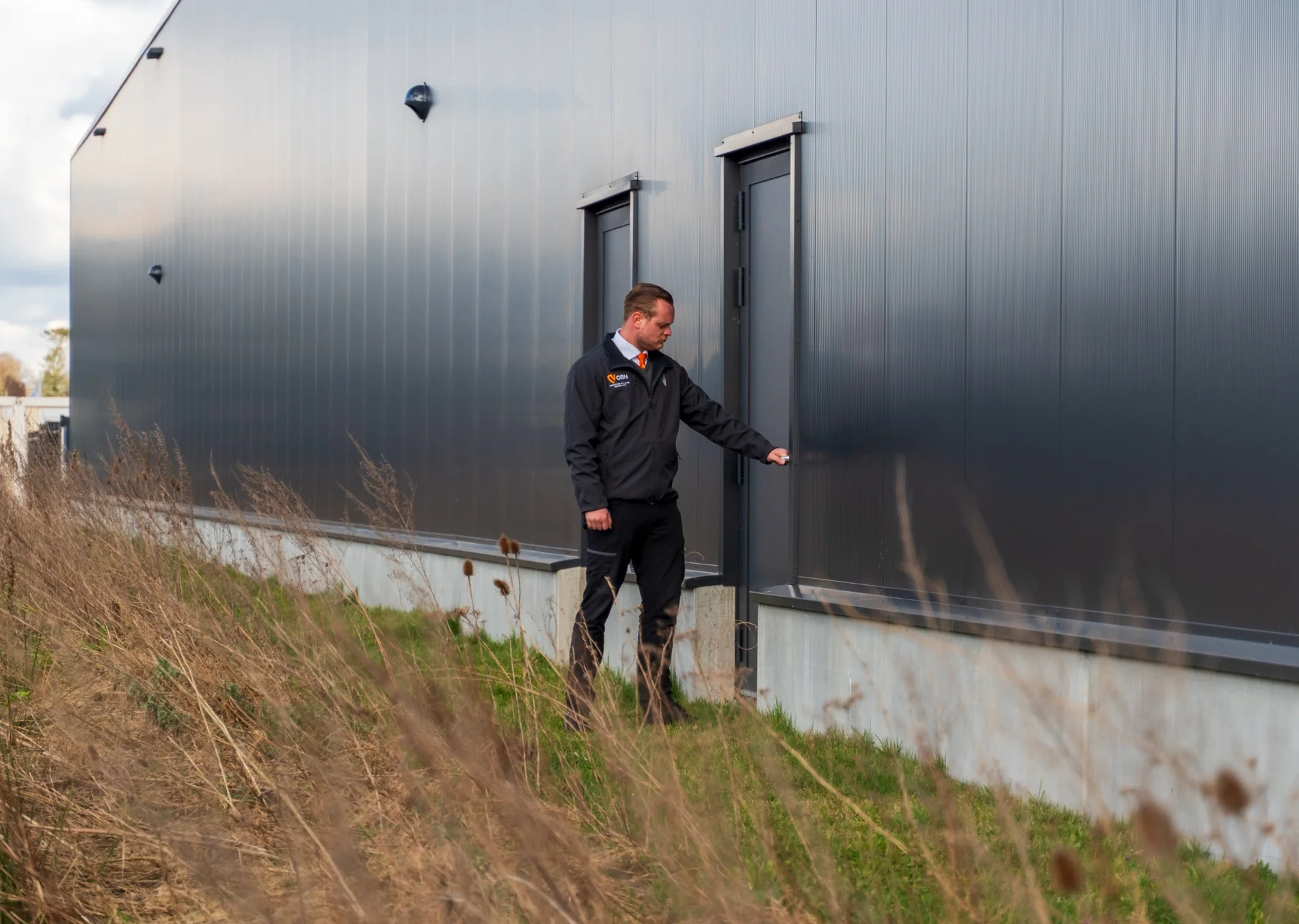 Beveiliger tijdens surveillance en controleronde