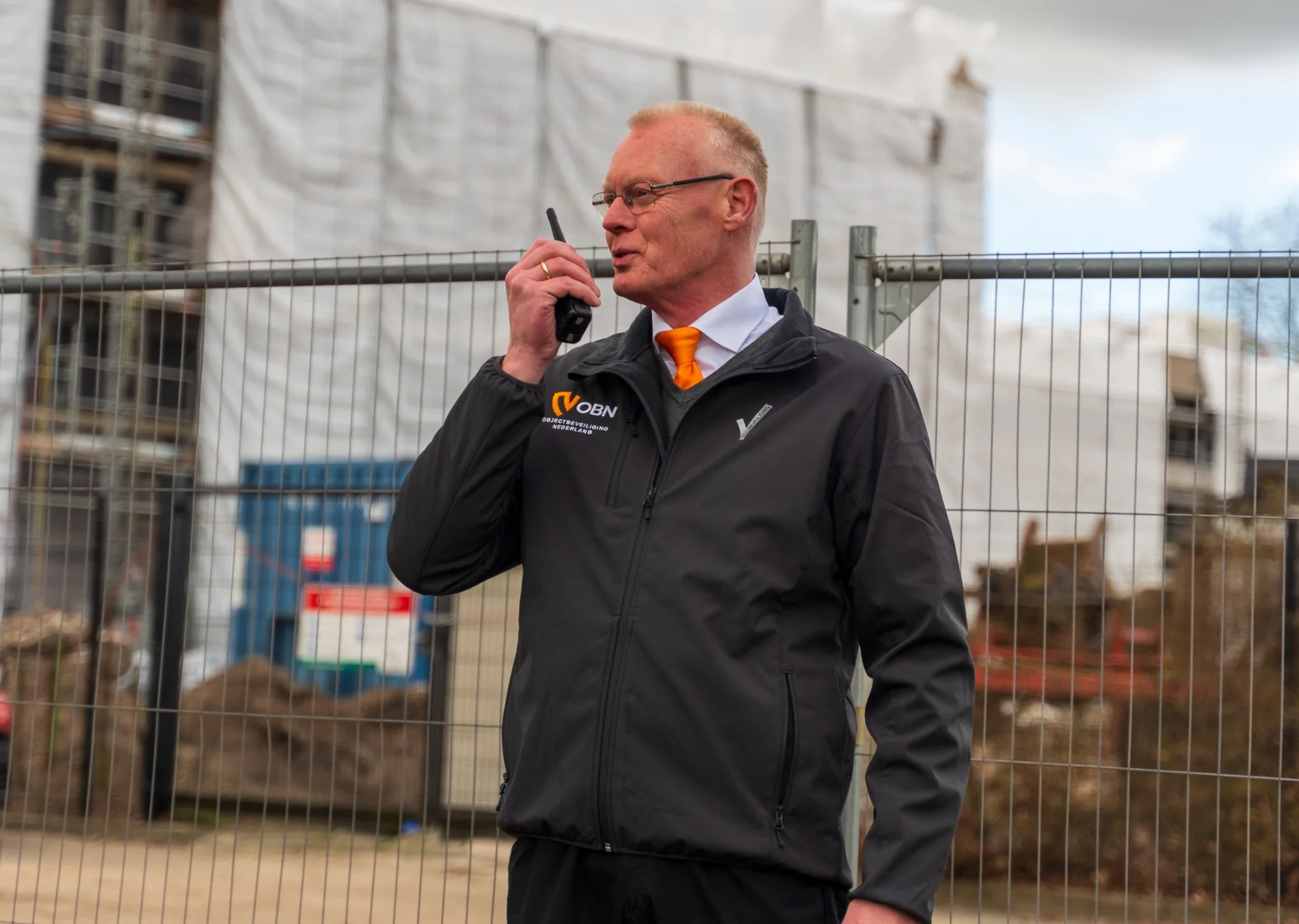 Toezicht tijdens werkzaamheden op een bouwplaats