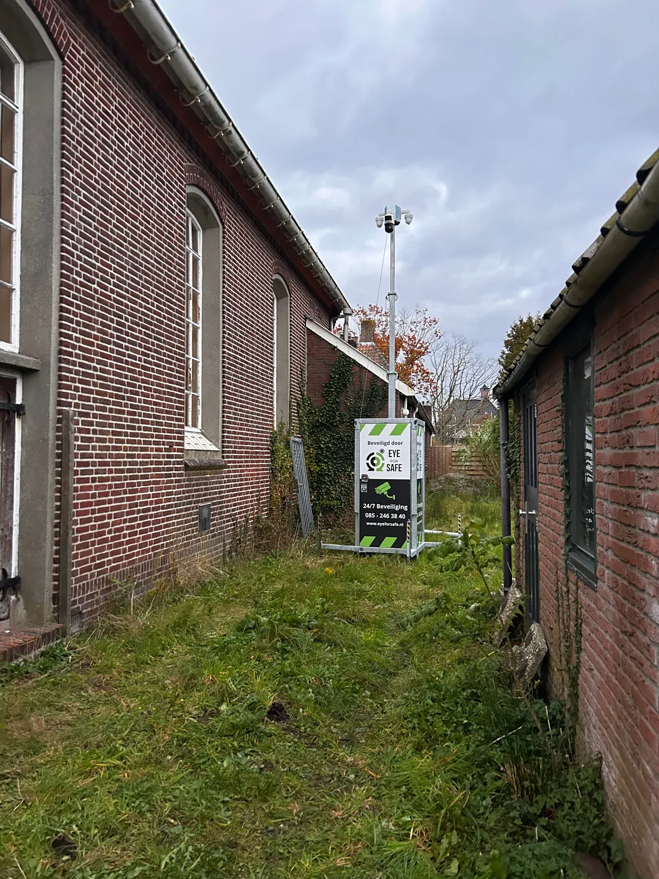 Cameramast bij leegstaand vastgoed